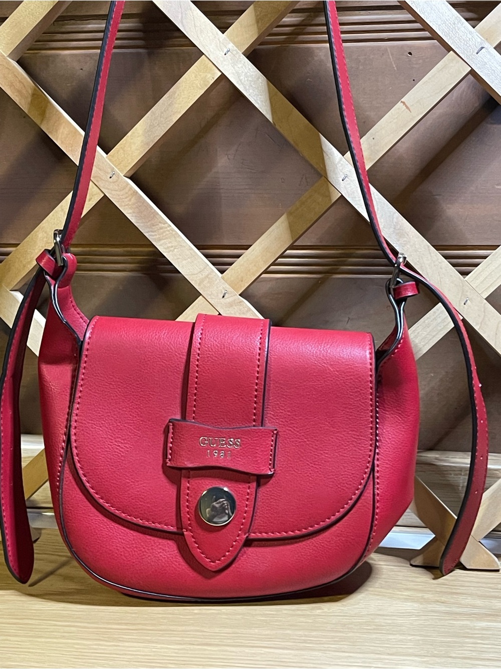 “Guess 1981” Cherry Red Saddle Flap Crossbody Bag / Pebbled Vegan Leather - Picture 6 of 13